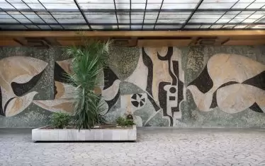  Георги Божилов-Слона, "Пощенски гълъби", мозайка в Централна поща – Пловдив, 1977.
