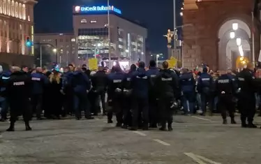 Полицията също огради Народното събрание