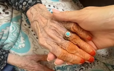  Ръцете на 109-годишната Есма Мустафа.