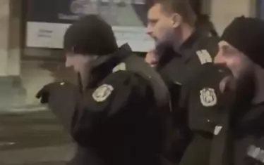 Шефът на СДВР проверява защо полицай се плези на протеста