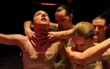  Сцена от спектакъла "Селективно развъждане" на италианската танцова комания "Ивона".