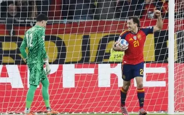 Микел Оярсабал (вдясно) се радва на гола си, с който спаси Испания от загуба срещу Турция в Севиля.
