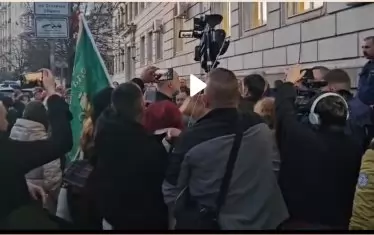 Протест срещу скъпото паркиране обсади кметството в София