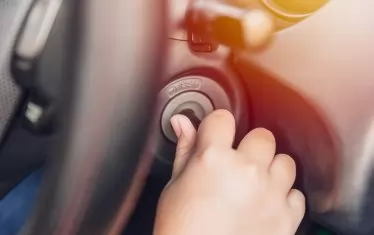 Държането на ключа на стартера до край за повече време, когато двигателят не иска да заработи, не е добра идея.