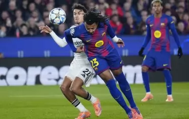 Жул Кунде насочва топката с глава във вратата на "Айнтрахт" за изравнителния гол на "Барса". Три минути по-късно френският защитник повтори упражнението за крайното 2:1.