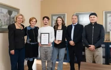  Лауреатите с Росица Обрешкова, Параскева Джукелова, ректора Мирослав Дачев и зам.-ректора Пенко Господинов. 