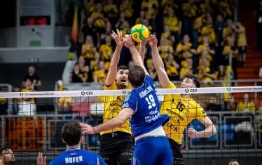 Атака на Цветан Соколов (в гръб) през центъра е блокирана от Алекс Грозданов в мача между "Богданка" и "Халкбанк".