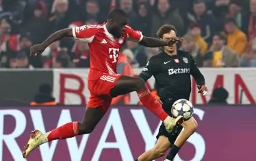 Френският бранител на "Байерн" Дайо Упамекано си повежда мощно топката в мача срещу "Спортинг", завършил с домакински обрат на "Алианц Арена".