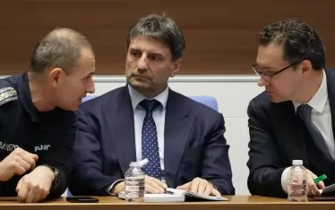 Митов си беше довел подкрепление в парламента - началник сектор "Масови мероприятия" при СДВР Иван Георгиев и директорът на СДВР главен комисар Любомир Николов (в средата). Отсъстваше обаче главният секретар Мирослав Рашков.