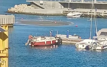 Остров изникна насред скандалното пристанище "Карантината"