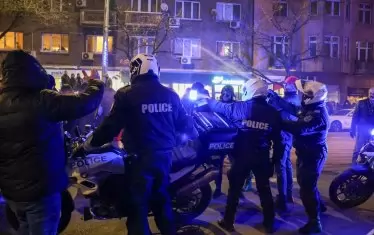 Николай Алексиев е арестуван на бул."Дондкуков", след като си тръгва от ИСУЛ с обработена рана на главата. 