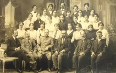 Гаврил Кацаров (вторият от ляво) сред студенти през 1916 г. 