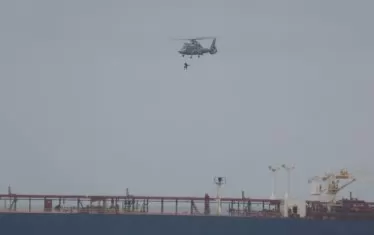 Трима моряци бяха изведени от бедстващия танкер с вертолетно въже