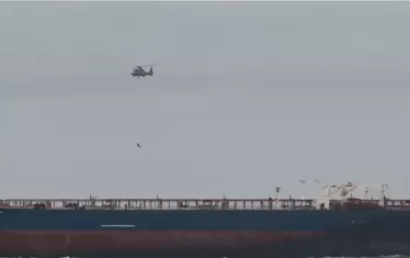 Вертолет "Пантер" спусна човек и провизии на бедстващия танкер