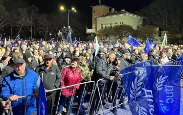 Пеевски се скри от собствените си "контрапротести"