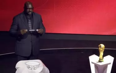 Бившият ас от НБА Шакил О'Нийл тегли листче с името на Мароко по време на жребия.