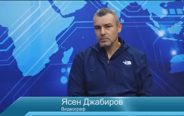 Полицайка се забавляваше с кой спрей да напръска протестиращ