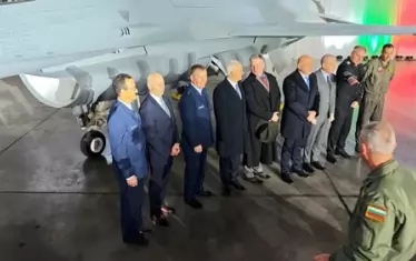  Официалните гости пред един от изтребителите