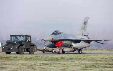 България се похвали с първите си 8 F-16, но без полети