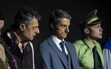  Велислав Павлов, Пламен Димов и Явор Вълканов (от ляво на дясно) в сцена от спектакъла.