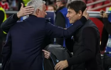 Треньорът на "Бенфика" Жозе Моуриньо (вляво) поздравява именития си колега от "Наполи" Антонио Конте преди мача в Лисабон, спечелен в крайна сметка от домакините с 2:0.