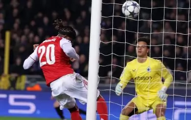 Нони Мадуеке ("Арсенал") бележи с глава за 2:0 при гостуването срещу "Брюж".