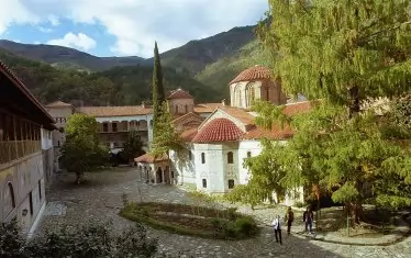 Измамници замесиха Бачковския манастир в схема с терапии