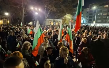 Хиляди недоволни пловдивчани се събраха на площад "Съединение".