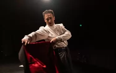  Жената е като плаща на тореадора, разсъъждава героят.