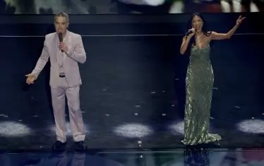 Роби Уилямс и Никол Шерцингер по време на съвместното си изпълнение на химна на Мондиал 2026 - Desire, по време на церемонията по тегленето на жребия.