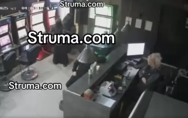 Двама са ранени, след като мъже в черни роби атакуваха казино