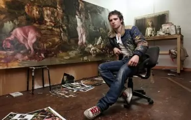  Художникът пред едно от гигантските си платна.