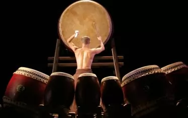 Барабаните са сърцевина на сценичния език на U-Theatre. 