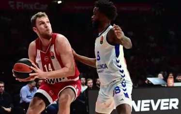 Нови +20 т. за Везенков и нова загуба за "Олимпиакос"