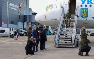 Дронове преследвали самолета на Зеленски