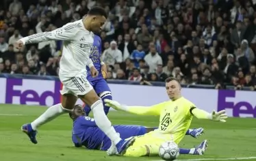 Френският голмайстор на "Реал" Килиан Мбапе е преодолял защитниците и вратаря на "Монако" и изпраща топката в мрежата на тима от Кнажеството, за да направи резултата 2:0 за мадридчани на "Бернабеу".