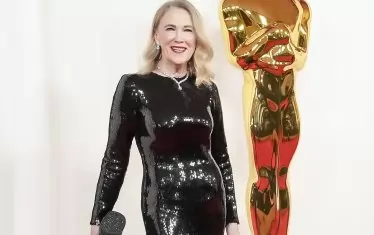  Актрисата на червения килим по време на церемонията за наградите "Оскар" през 2024 г.