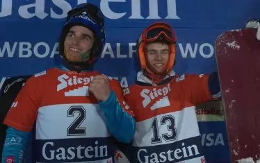 Александър Кръшняк (№13) позира усмихнат до победителя Маурицио Бормолини след финала на паралелния слалом в Бад Гащайн.
