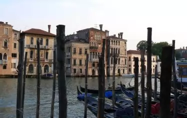  Ка' Дарио се извисява на самия бряг на Канале гранде