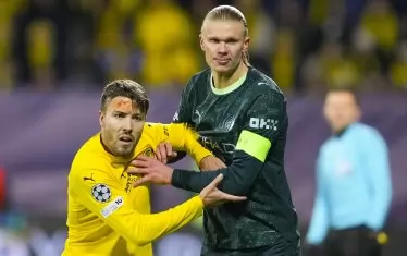 Норвежкият таран и капитан на "Манчестър Сити" Ерлинг Холанд води битка за позиция със своя сънародник и съотборник в националния отбор Фредрик Бьоркан при загубата на англичаните срещу "Будьо/Глимт".