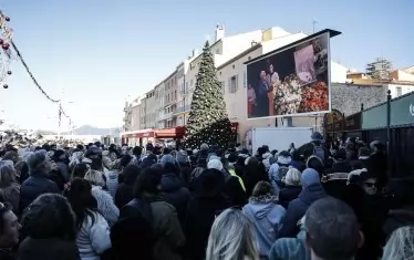  Почитателите на легендата гледаха погребалната церемония на екран.