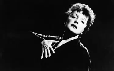  Истинската Едит Пиаф - безкрайно изразителна на сцената. 