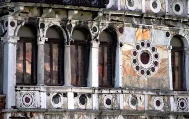  Детайл от фасадата на сградата