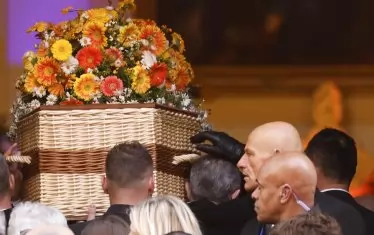  Близките изпращат ковчега на Бардо.