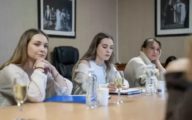  Гергана Змийчарова (вдясно) и най-младите попълнения по време на първа репетиция.