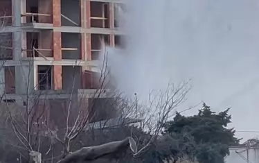 Висок колкото блок гейзер бликна във варненски квартал