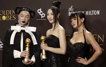 Американско-корейското трио, спечелило първа награда за кей-попа. Смята се, че песента им Golden има големи шансове и за "Оскар" и "Грами".