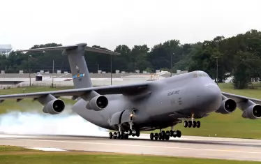  И най-големите американски военно-транспортни самолети може да кацат в Безмер и да пренасят бързо хора и техника