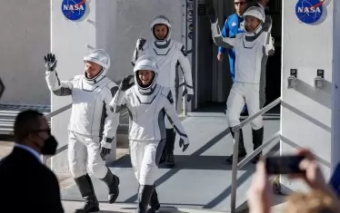 НАСА връща предсрочно екипаж 
от МКС заради болен астронавт