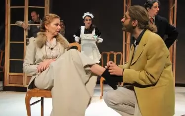  Сцена от Чеховата "Вишнева градина" на ДКТ - Враца, във версията на Владлен Александров.